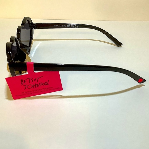 Betsey Johnson Black Heart Sunglasses New - Picture 2 of 3